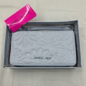 Betsey Johnson Light Blue Daisy Quilted Wallet BMS1300 Zip Around Wristlet NWT